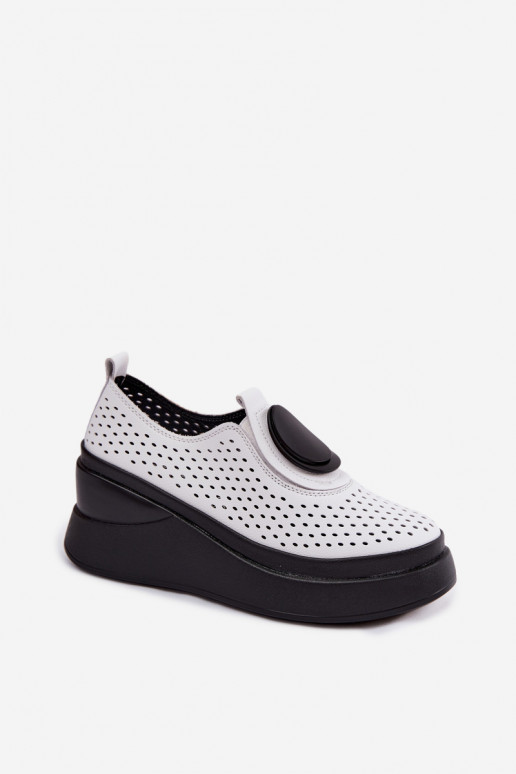 Weiße Damenschuhe mit Ausschnitten und dekorativer Plattform
