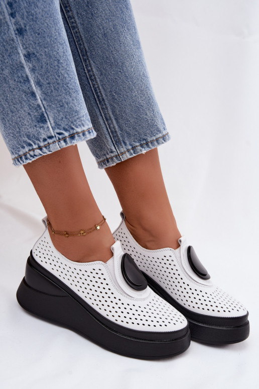 Weiße Damenschuhe mit Ausschnitten und dekorativer Plattform