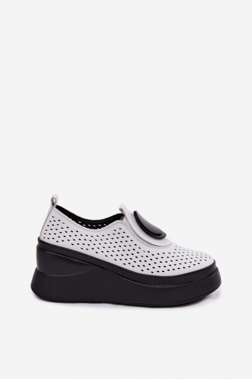 Weiße Damenschuhe mit Ausschnitten und dekorativer Plattform