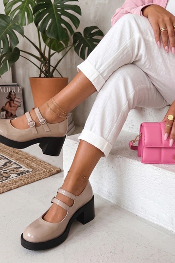 Mia braune lackierte Sandalen mit Absatz