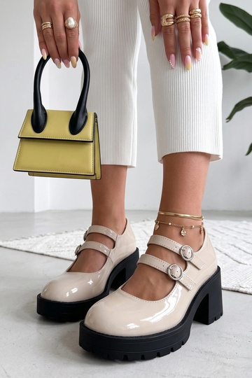 Mia sandfarbene lackierte Sandalen mit Absatz 2