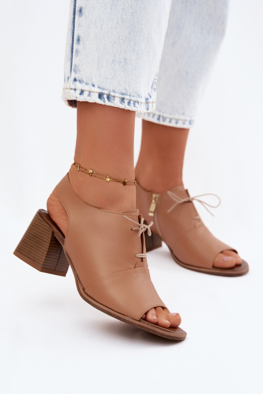 Leder-Sandalen mit hohen Absätzen und stilvollen Details Zazoo 40523 in Cappuccino-Farbe