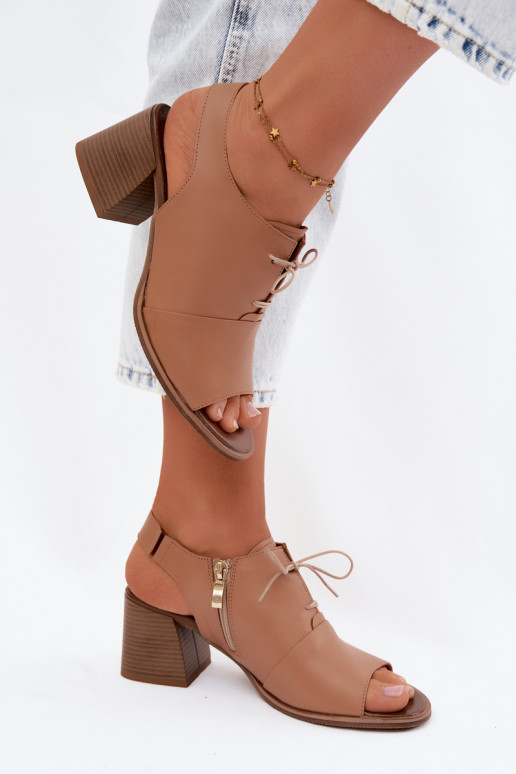 Leder-Sandalen mit hohen Absätzen und stilvollen Details Zazoo 40523 in Cappuccino-Farbe