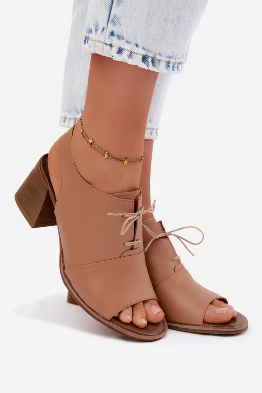 Leder-Sandalen mit hohen Absätzen und stilvollen Details Zazoo 40523 in Cappuccino-Farbe