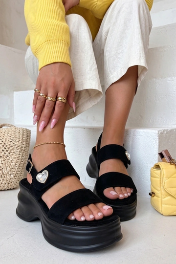 Schwarze matte Sandalen auf einer massiven Sohle Aileen 2