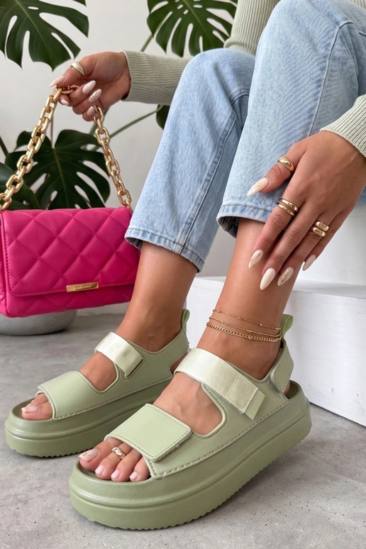 Grüne Sandalen mit Aufklebern auf einer hohen Sohle Davina