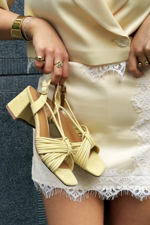 Damen Sandalen mit Riemen und Absätzen in Gelb Taffina