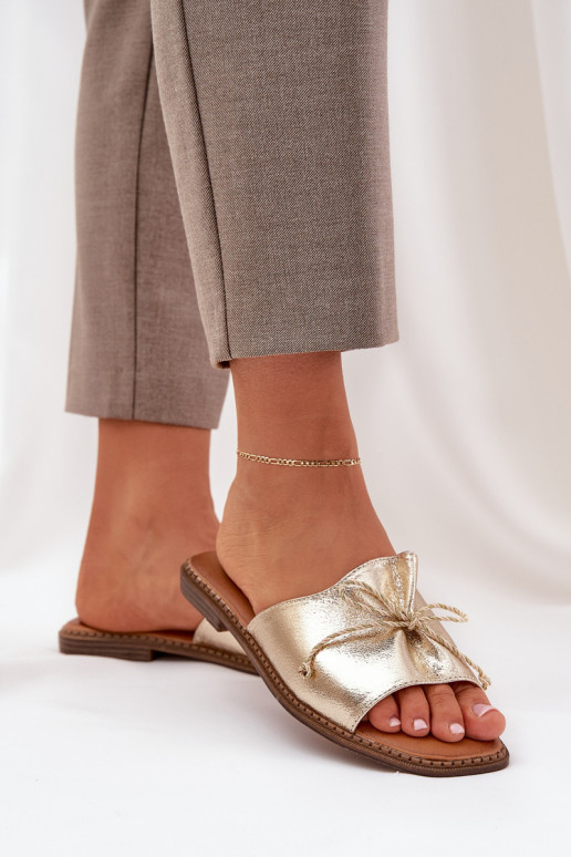Goldene flache Slipper mit dekorativem Bogen Deonelis