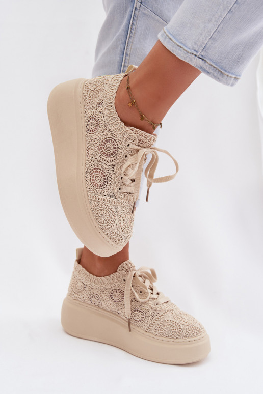 Sandfarbene Freizeitschuhe mit Plattform und Spitzenmotiven Evalora