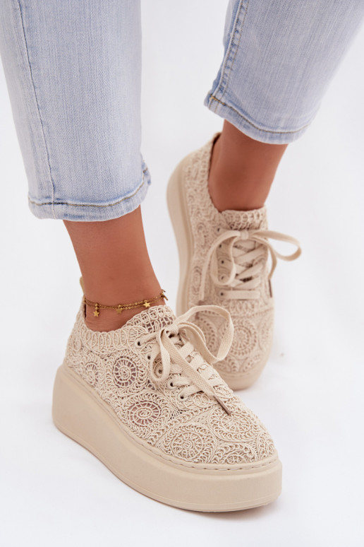 Sandfarbene Freizeitschuhe mit Plattform und Spitzenmotiven Evalora