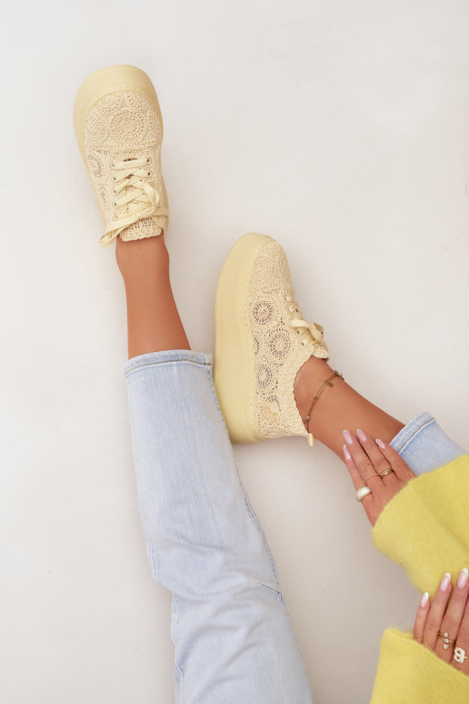 Gelbe Freizeitschuhe mit Plattform und Spitzenmotiven Evalora