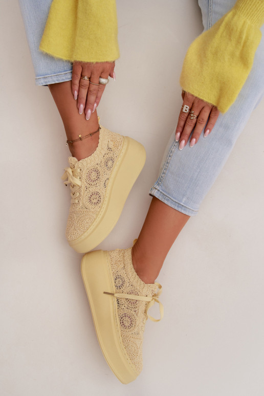 Gelbe Freizeitschuhe mit Plattform und Spitzenmotiven Evalora