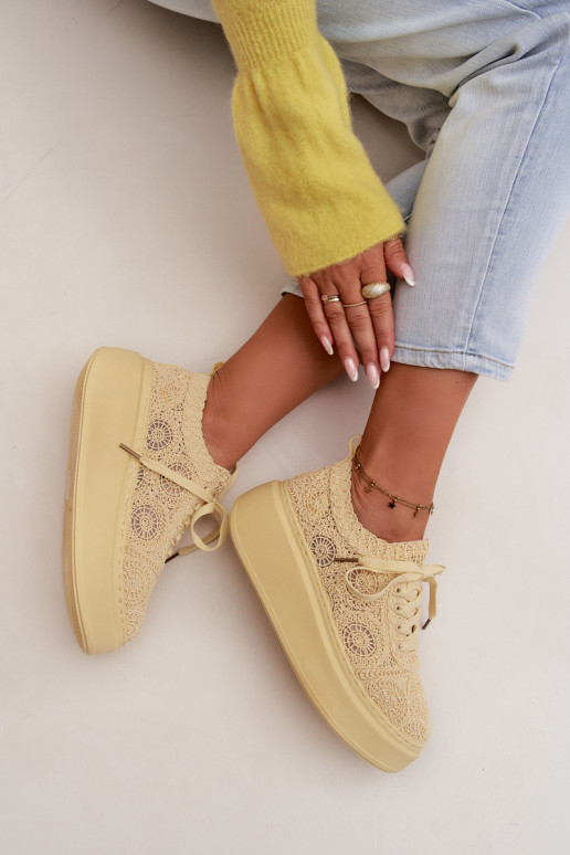 Gelbe Freizeitschuhe mit Plattform und Spitzenmotiven Evalora