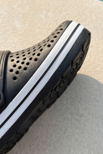 Leichte Herren schwarze Slipper Tai Turiravena 2