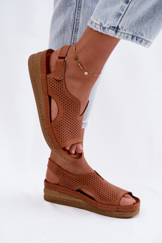 Braune perforierte Damensandalen mit Plattform Tai turiciejka L4494-29