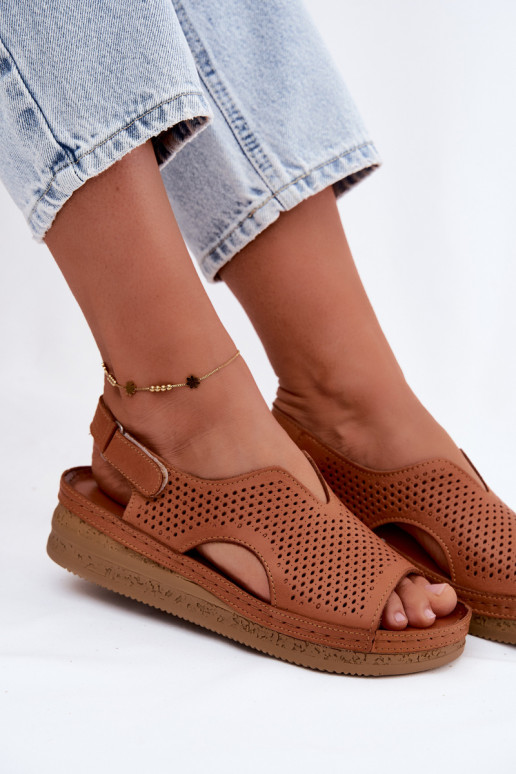 Braune perforierte Damensandalen mit Plattform Tai turiciejka L4494-29