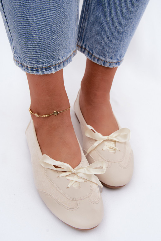 Elfenbeinfarbene Sport-Ballerinas mit stilvollen Details Peonia