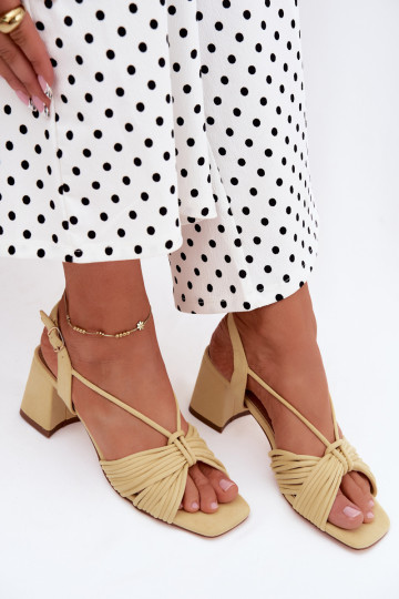 Damen Sandalen mit Riemen und Absätzen in Gelb Taffina