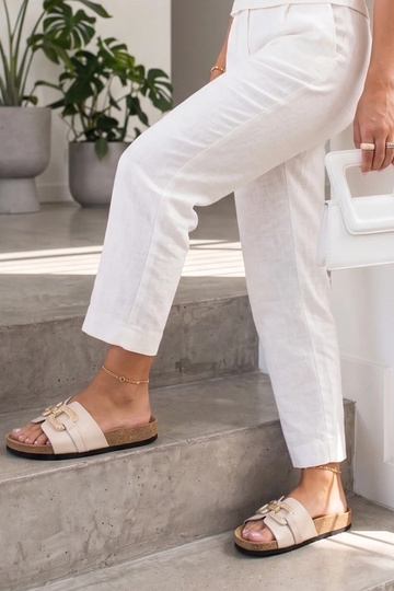 Sandfarbene Holzschuhe mit dekorativer Schnalle Rachele 2