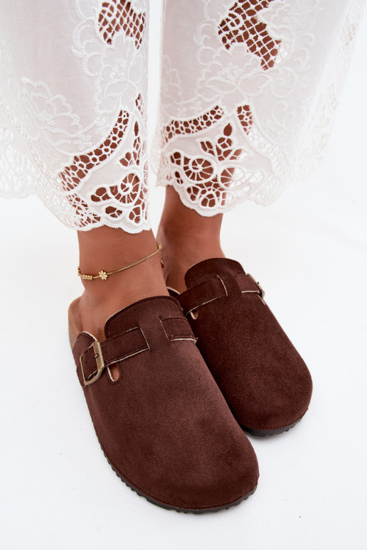 Schokoladenfarbene Damenclogs mit Schnallen aus Kunstveloursleder Tropina