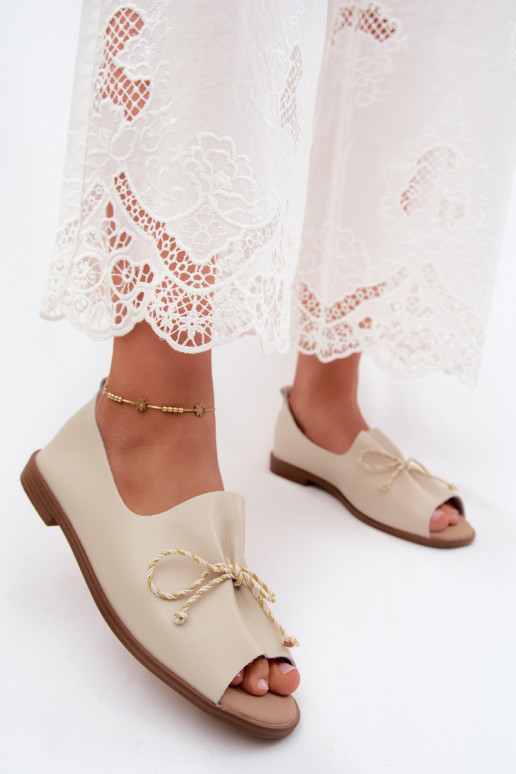 Beige Damen-Sandalen mit dekorativen Schnürsenkeln und glänzender Oberfläche aus Kunstleder Coltrania