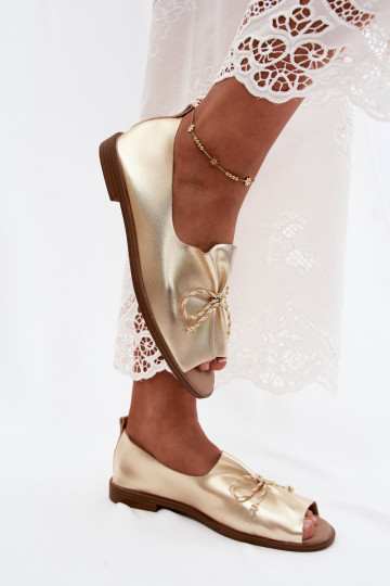 Goldene Damen-Sandalen mit dekorativen Schnürsenkeln und glänzender Oberfläche aus Kunstleder Coltrania