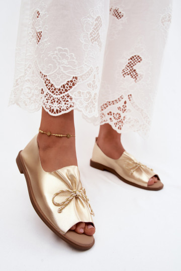 Goldene Damen-Sandalen mit dekorativen Schnürsenkeln und glänzender Oberfläche aus Kunstleder Coltrania 2