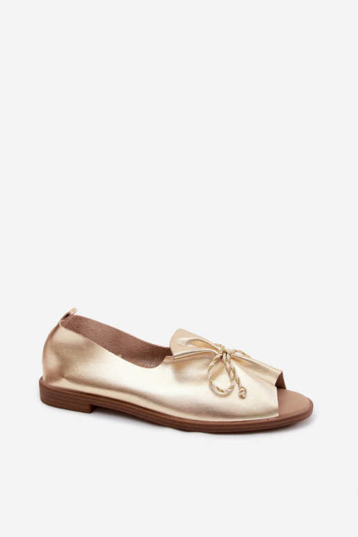 Goldene Damen-Sandalen mit dekorativen Schnürsenkeln und glänzender Oberfläche aus Kunstleder Coltrania