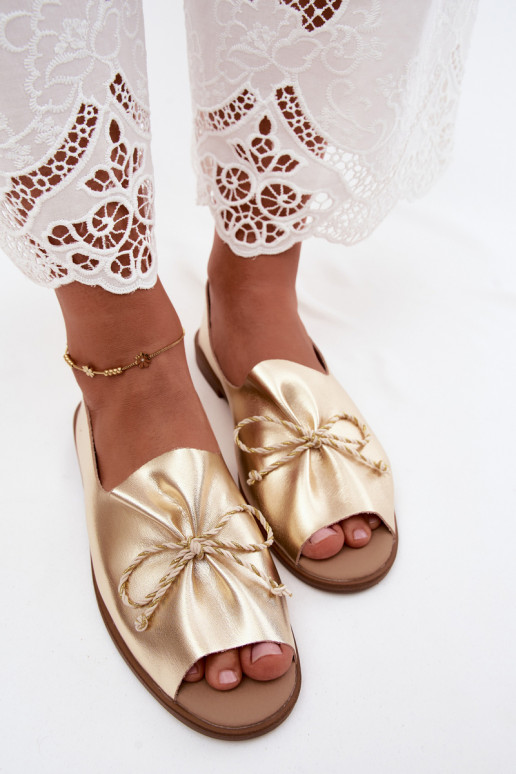 Goldene Damen-Sandalen mit dekorativen Schnürsenkeln und glänzender Oberfläche aus Kunstleder Coltrania