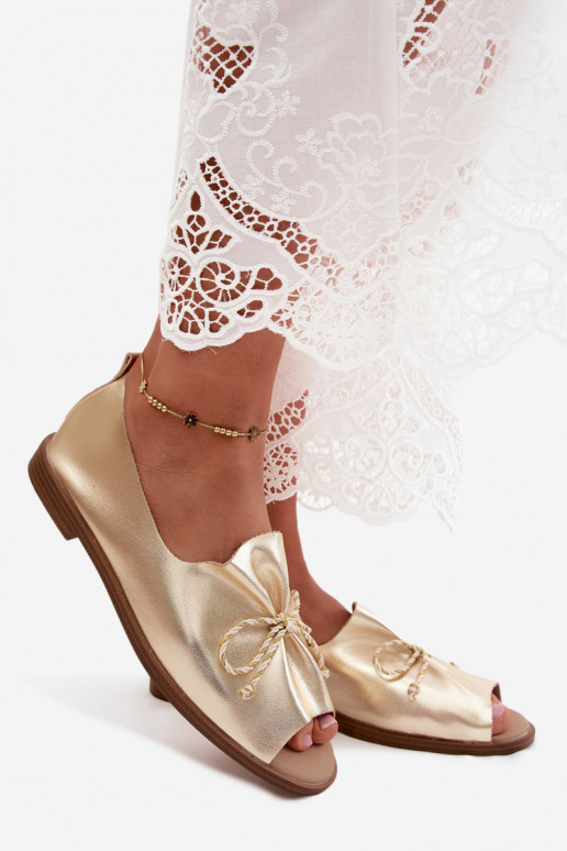 Goldene Damen-Sandalen mit dekorativen Schnürsenkeln und glänzender Oberfläche aus Kunstleder Coltrania