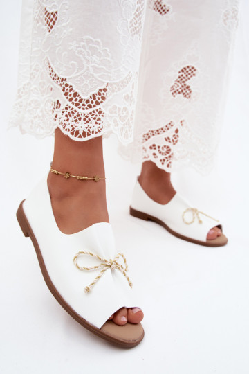 Weiße Damen-Sandalen mit dekorativen Schnürsenkeln und glänzender Oberfläche aus Kunstleder Coltrania 2