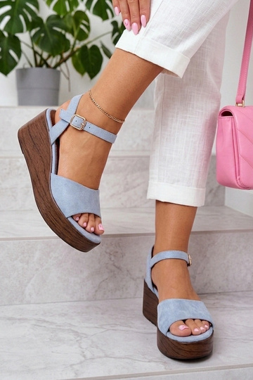 Blaue Sandalen auf der Plattform Nova 2