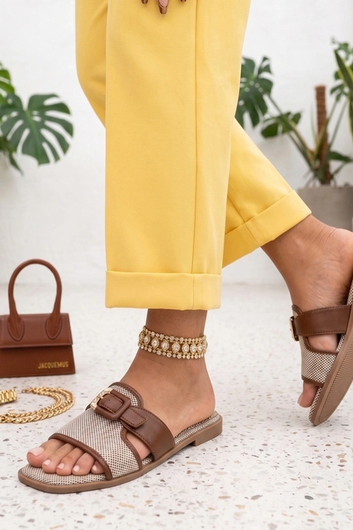 Braune Damenclogs mit dekorativer Schnalle Isadora