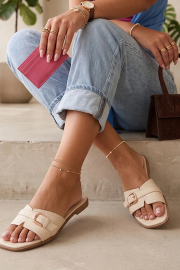 Sandfarbene Damenclogs mit Riemen Clarissa 2