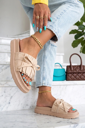 Sandfarbene Damenclogs mit Quasten Florence 2