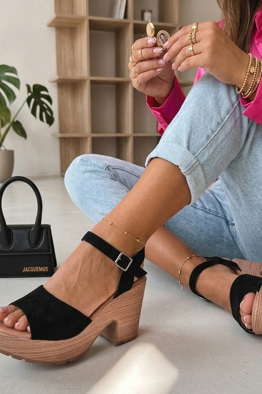 Schwarze Damen-Sandalen auf einem klobigen Absatz Elara