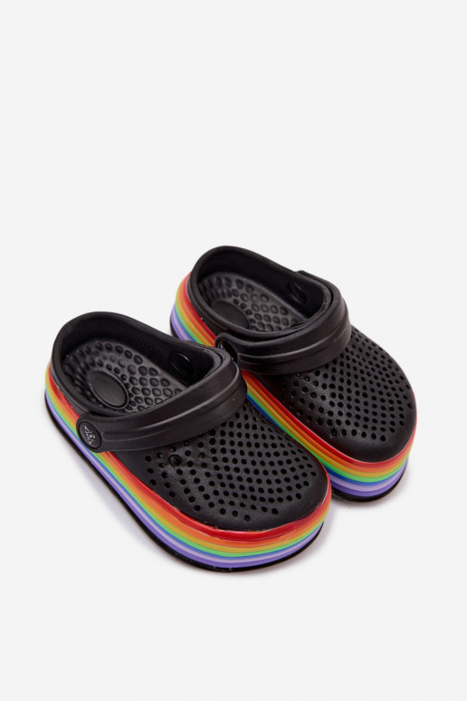 Kinderleichte schwarze Slipper mit Riemen Tansy