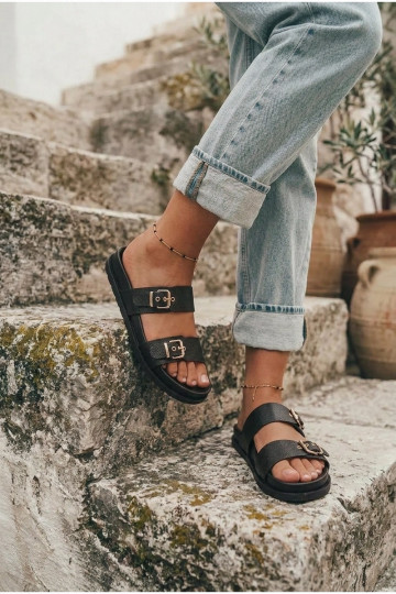 Damen schwarze Slipper mit goldenen Schnallen Vilja 2