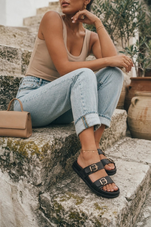 Damen schwarze Slipper mit goldenen Schnallen Vilja