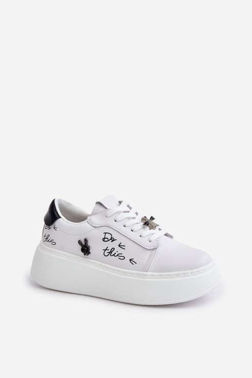 Weiße Sneakers aus Kunstleder mit Plattform und abnehmbaren Abzeichen Vinceza 89102