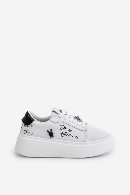 Weiße Sneakers aus Kunstleder mit Plattform und abnehmbaren Abzeichen Vinceza 89102