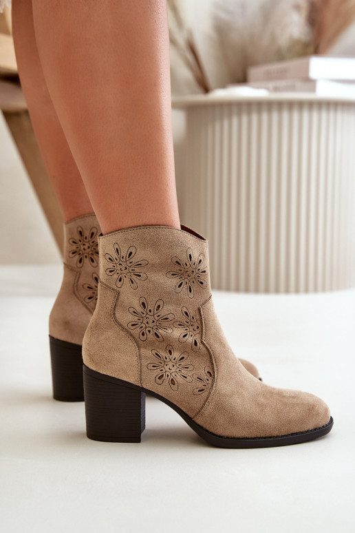 Stiefeletten mit Spitzen-Details und Absätzen aus Kunstsuede in Sandfarbe Nevishiia