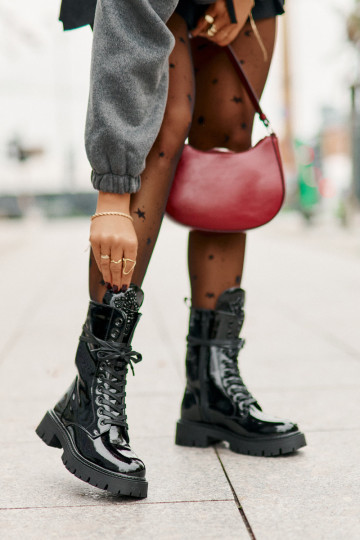 Schwarze Arbeitsstiefeletten mit Ornamenten und Lackeffekt Kelilea