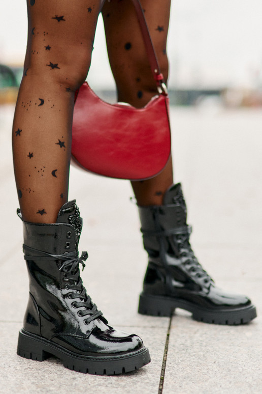 Schwarze Arbeitsstiefeletten mit Ornamenten und Lackeffekt Kelilea