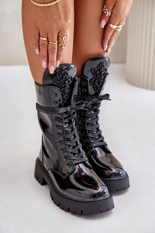 Schwarze Arbeitsstiefeletten mit Ornamenten und Lackeffekt Kelilea