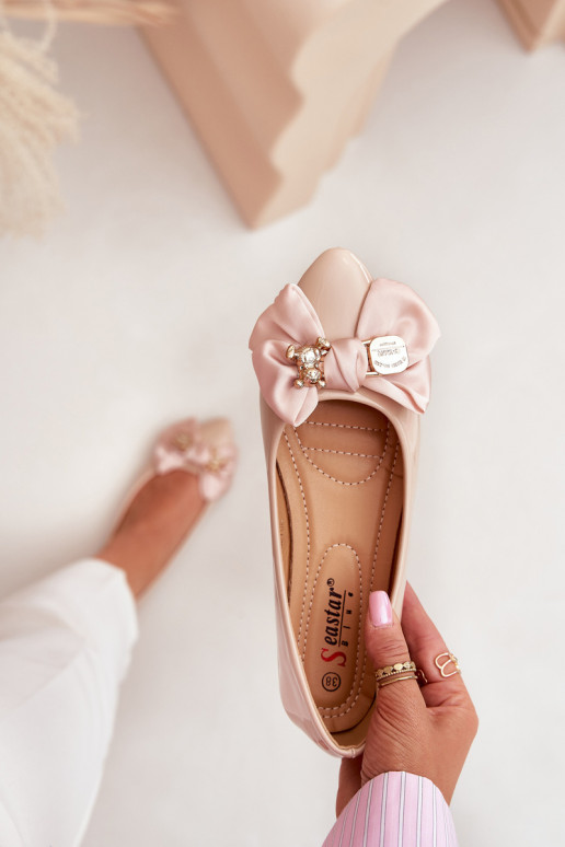 Lackierte Ballerinas mit Schleifen und goldenen Broschen in Sandfarbe Rivona