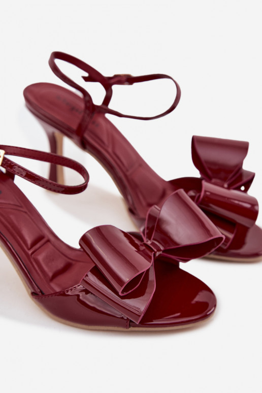 Bordeauxfarbene Sandalen mit Lackeffekt, dünnen Absätzen und Bändern Noliva