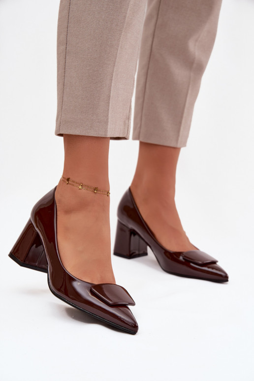 Lackeffekt-Schuhe mit Absätzen und Ornamenten CzekoladoĮe Isoline