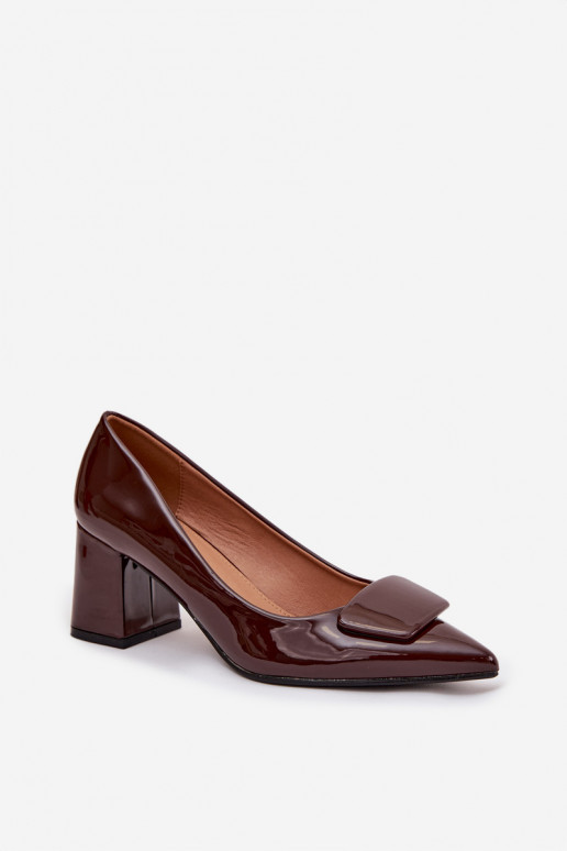 Lackeffekt-Schuhe mit Absätzen und Ornamenten CzekoladoĮe Isoline