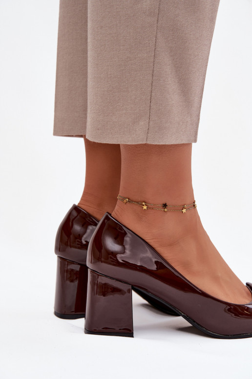 Lackeffekt-Schuhe mit Absätzen und Ornamenten CzekoladoĮe Isoline